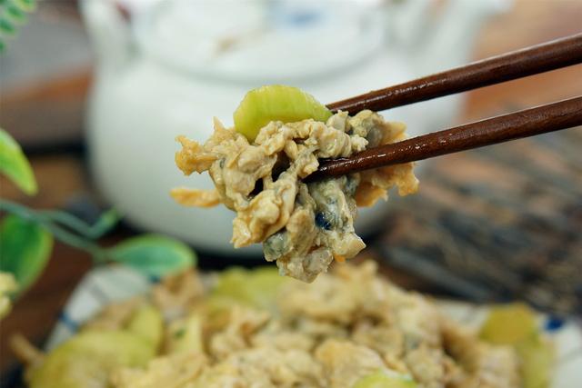 花甲肉怎么炒，炒花甲的做法视频（它和花甲一起炒是绝配）