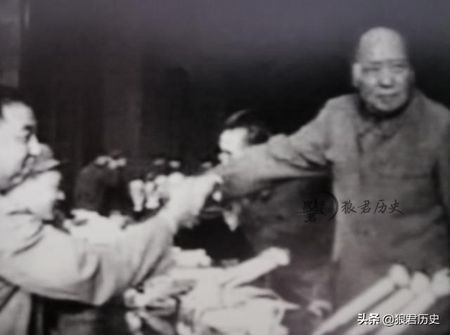55年毛主席首次接见华国锋，毛主席：你（华国锋）是我的父母官