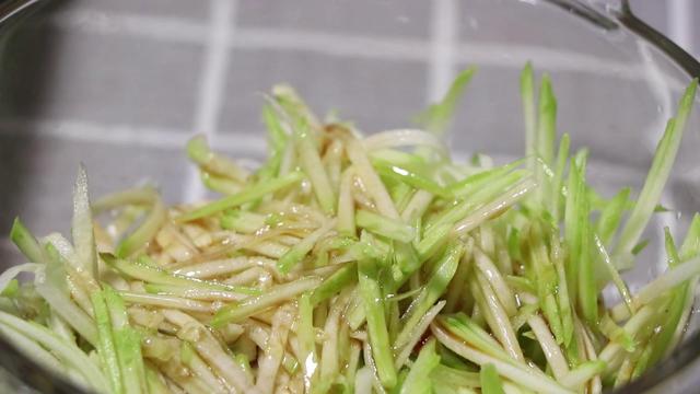 西葫芦怎样凉拌好吃窍门，凉拌西葫芦这样做特别爽口