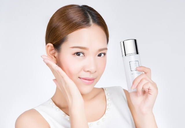 75%酒精可以直接喷皮肤上吗，酒精擦脸可以让皮肤变好吗（含酒精的爽肤水真的不能用吗）