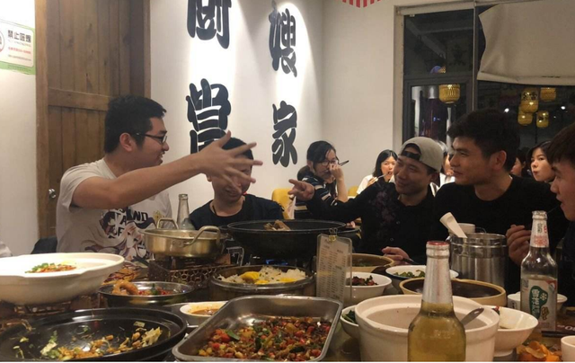 酒吧骰子怎么玩新手详细教程，酒吧摇骰子怎么玩（酒桌上常见的小游戏）