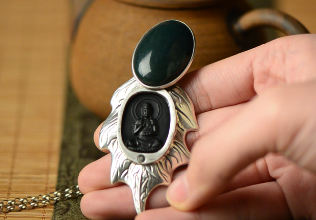 本命佛的功效和作用，戴本命佛有什么好处（哪些人适合佩戴本命佛呢）