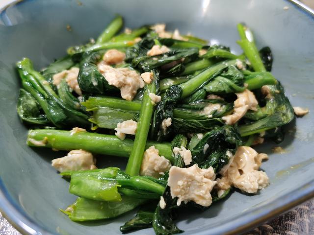 油麦菜炒鸭蛋窍门，油麦菜炒蛋的做法大全（蒸一条鱼炒三个菜）