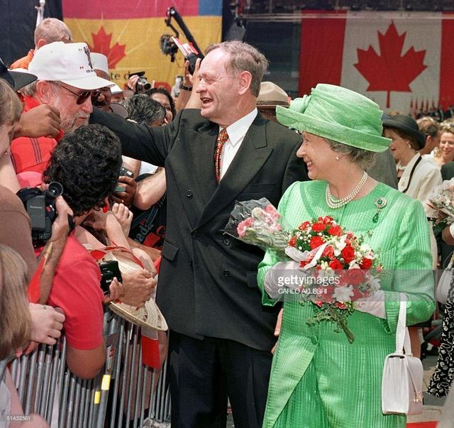 绿宝石项链的寓意，绿宝石戒指寓意（女王厚此薄彼爱它不爱它）