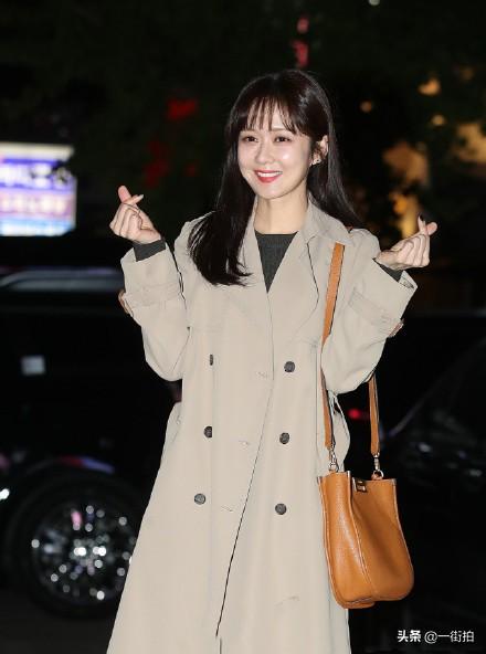 38岁张娜拉好嫩!空气刘海配风衣少女感挡不住,"冻龄脸"太惊艳