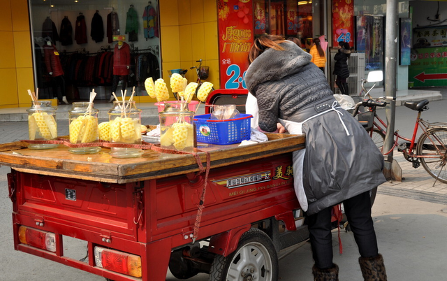 菠萝怎么吃，菠萝怎么吃不涩舌头（用盐水泡可不行）