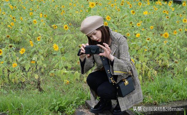 41岁陈乔恩晒度假美照，41岁陈乔恩穿格子风衣紧身裤旅行