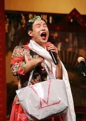 小沈阳所有歌曲，小沈阳蒙面唱将猜猜猜歌曲（走到今天该怪谁呢）