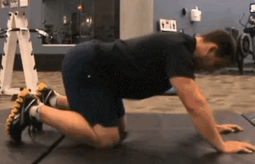 做深蹲的正确姿势，怎样做深蹲动作（深蹲与俯卧撑动作解析）