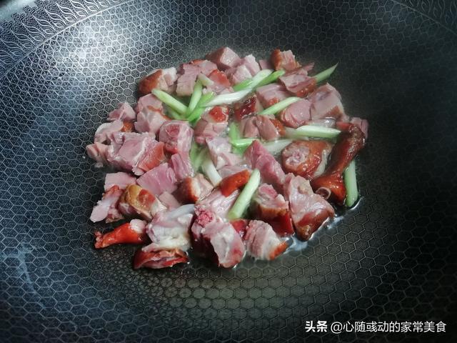 臘鴨腿兩個,花生油50克,鹽1克,生抽30克,料酒30克,大蒜籽半個,幹辣椒3