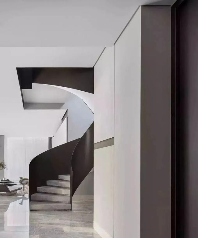 楼梯设计图与尺寸，一楼上二楼拐两次楼梯设计图（尺寸合理才是对空间的极致利用）