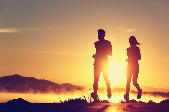 一个人晨跑图片，男子晨跑背影图片（早起晨练，一个人跑步）