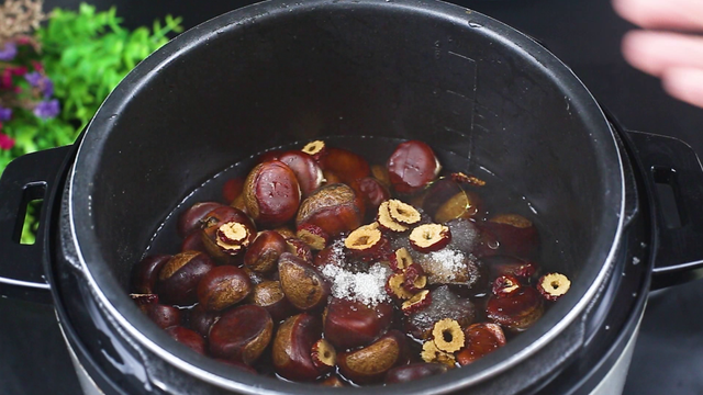 糖炒板栗的做法，糖炒去壳的板栗的做法（想吃糖炒板栗不用买）