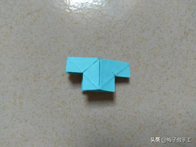 省空间的裤子折法，折裤子最省空间的折法（衣服和裤子怎么折最简单）