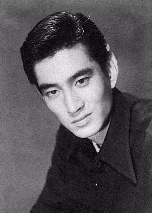 妻子45岁去世,高仓健年年为她扫墓,一生无儿无女,只爱她一人