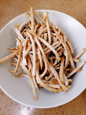 干锅茶树菇的正宗做法，干锅茶树菇就美美的上桌啦