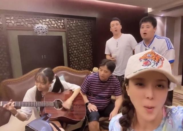 毕福剑最新消息，毕福剑近况最新消息（61岁毕福剑现身私人聚会有美女陪）