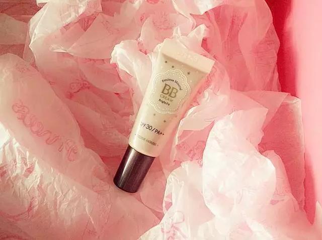 BB霜和气垫BB有什么区别，气垫bb和bb霜的区别（BB霜、气垫、粉底液、素颜霜...这些底妆区别在哪）