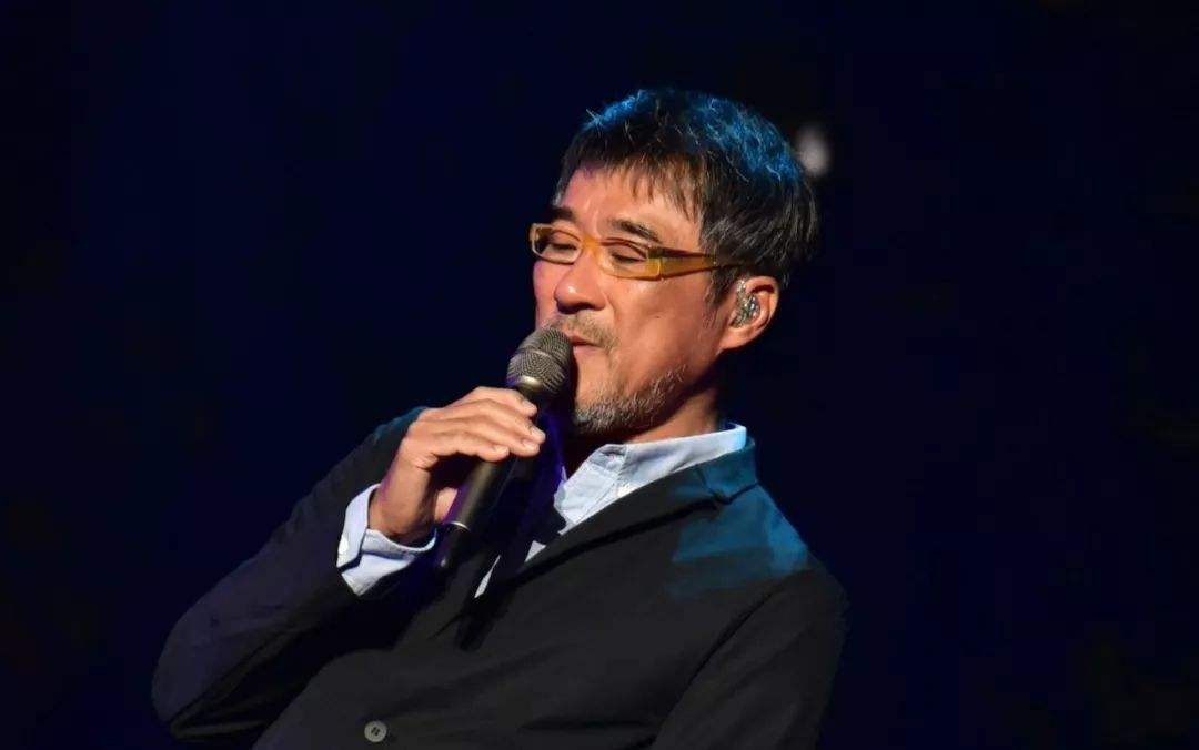 第一任妻子叫朱卫茵,是香港知名的dj,节目主持人兼歌手,是李宗盛的