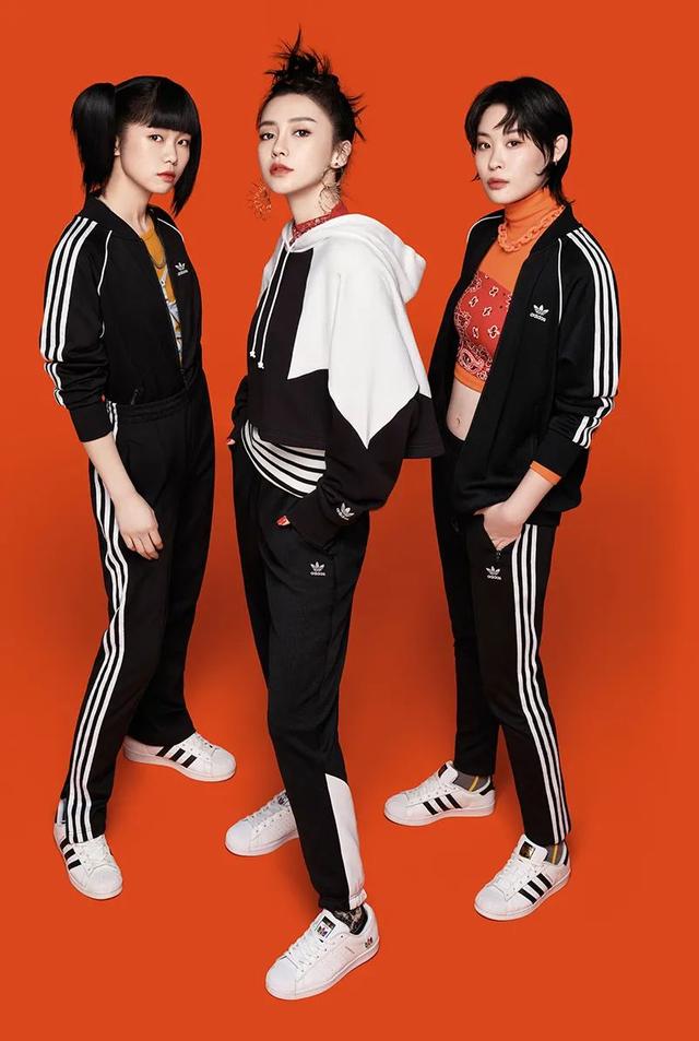 阿迪达斯标志图片，阿迪达斯旗下品牌有哪些logo（Adidas用了48年的三叶草LOGO）