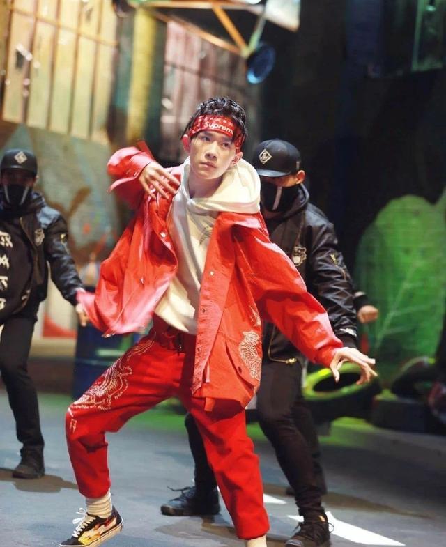 易烊千玺出道时间，易烊千玺出道时间天数（易烊千玺到底经历了什么）