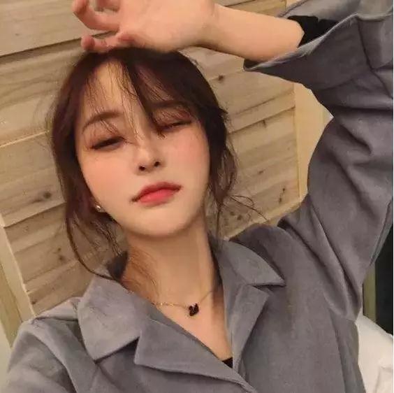爱自拍女孩必学的姿势，爱自拍女孩必学的姿势有哪些（学好女生最爱的12个自拍姿势）