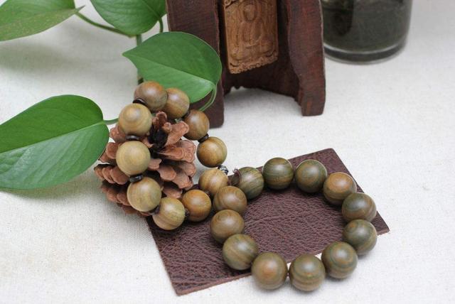 黄花梨木和绿檀木哪个好，黄花梨木和绿檀木哪个好些（绿檀手串为何有这么多人喜欢）