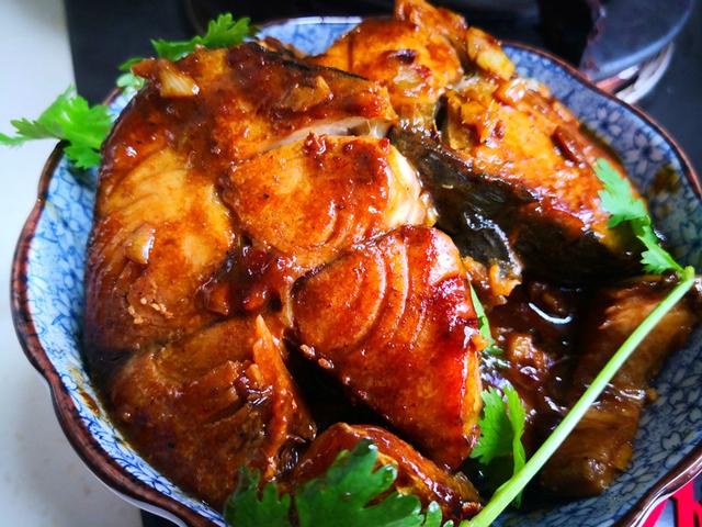 鲅鱼怎么做好吃又简单，红烧鲅鱼怎么做好吃又简单（鱼肉鲜嫩不腥气）