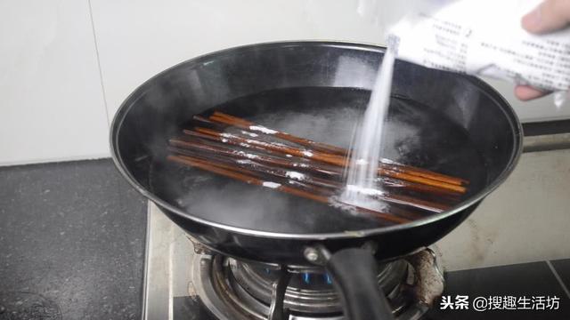 筷子发霉怎么弄干净，筷子发霉了怎么去除（多脏的筷子洗完就跟新的一样干净）