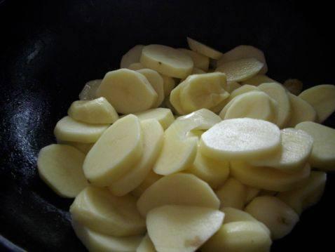 土豆和面条一起做，茄子土豆面条（一小扎面条）