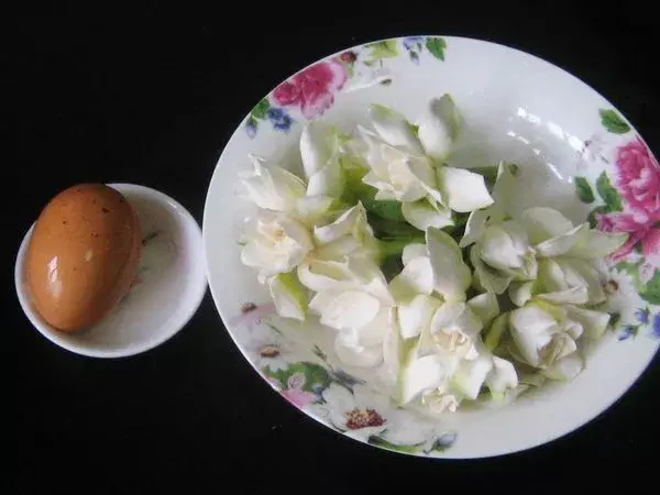 茉莉花的功效，茉莉花的功效与作用泡水喝的功效（因为它气机清灵啊）