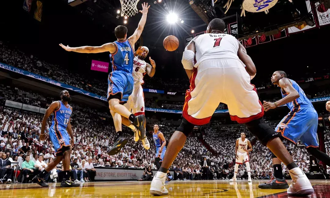 小红书：詹姆斯总决赛比分 生涯首座NBA总冠军！詹姆斯回看2012年总决赛战雷霆