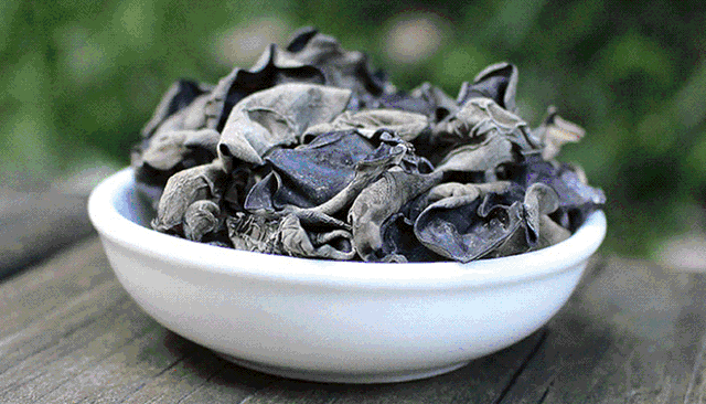 怎么样选够优质量的东北黑木耳，东北黑木耳的口感（4招保你挑到的木耳肥厚又劲道）