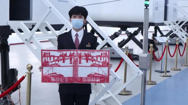 司机怎么画简笔画最帅，动车组副司机学员用红纸剪出自己的“战马”