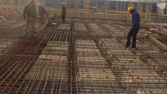 钢筋的横筋纵筋是怎么区分的啊，钢筋的横筋和纵筋怎么看（钢筋现场绑扎细节详解）