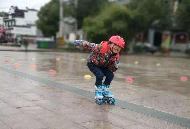 轮滑的好处和坏处，宝宝学习轮滑的好处与坏处有哪些（但不建议儿童过早学）