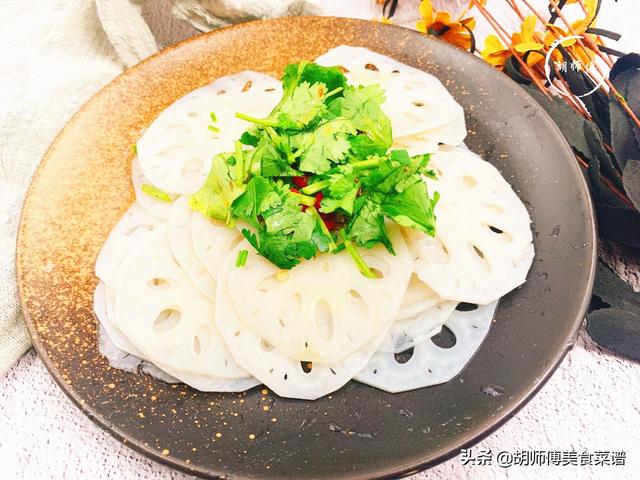 凉拌莲藕怎样又白又脆，凉拌藕片怎么做才会又脆又白（藕洁白脆嫩不发黑）