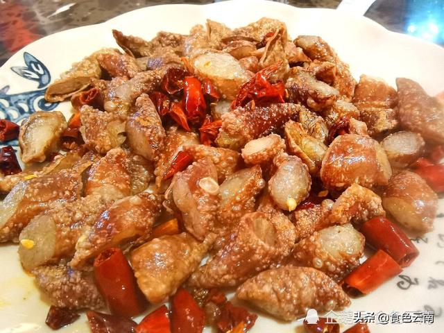 牛肉汤锅的做法和配料，牛肉汤锅的做法和配料视频窍门（云南最原汁原味的江湖火锅）