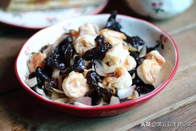 虾仁爆炒木耳做法，虾仁爆炒木耳做法视频（黑木耳炒虾仁）