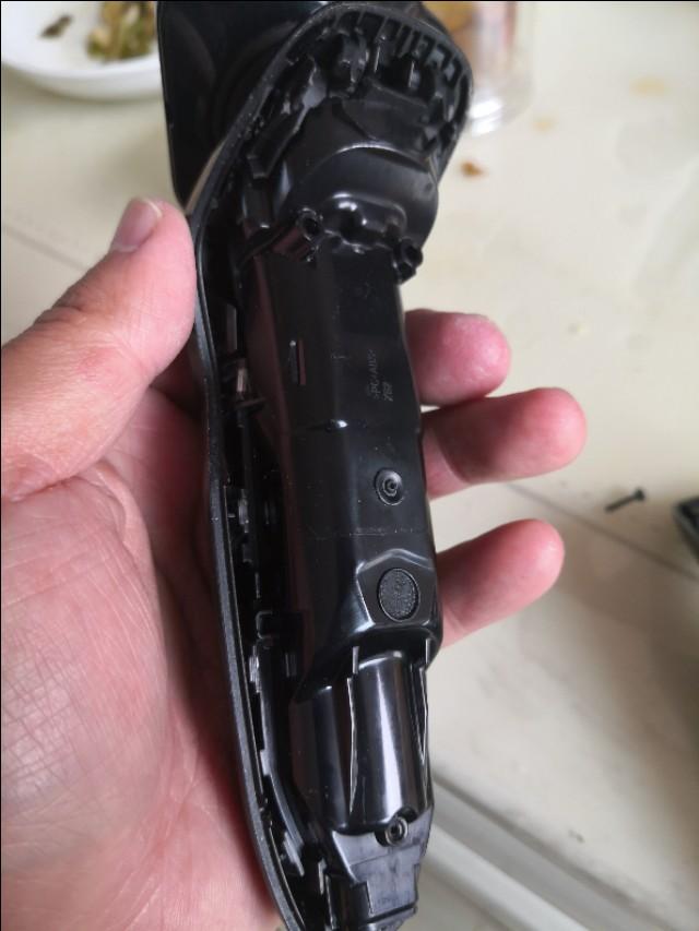 电池老化的剃须刀更换电池，剃须刀电池坏了（飞利浦剃须刀s5000更换电池起死回生）