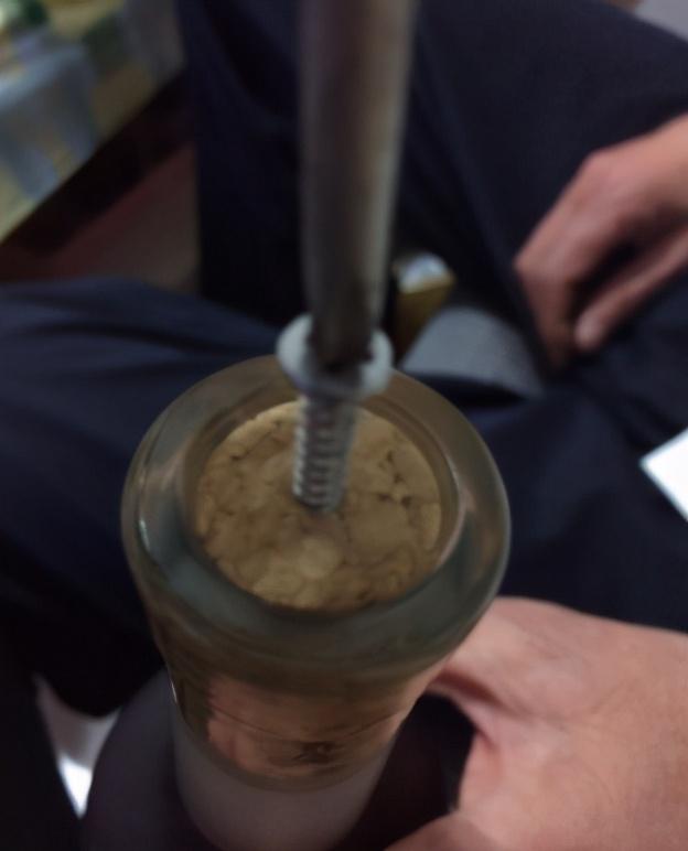 如何巧开红酒，如何巧开红酒瓶（如果木塞突然断了怎么办）