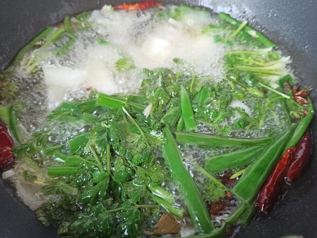 熟油是什么，淋入菜品中提色的明油
