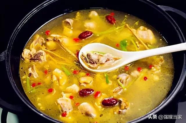 怎样煲鸡汤，怎样煲鸡汤好喝视频（直接加水炖就错了）