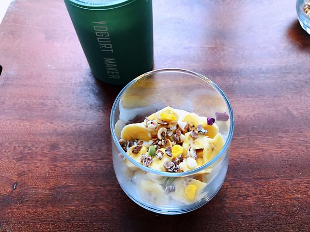 怎么自制老酸奶，自制老酸奶简单步骤（在家也能做出浓稠拉丝的老酸奶）