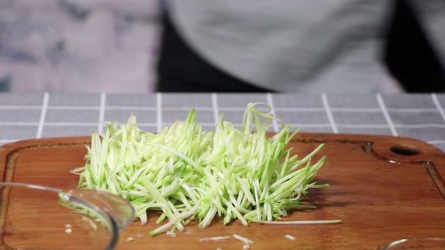 西葫芦怎样凉拌好吃窍门，凉拌西葫芦这样做特别爽口