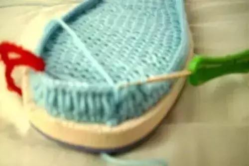 怎么钩毛线拖鞋，学钩毛线拖鞋视频教程（钩针编织的蝴蝶图案的棉拖鞋）