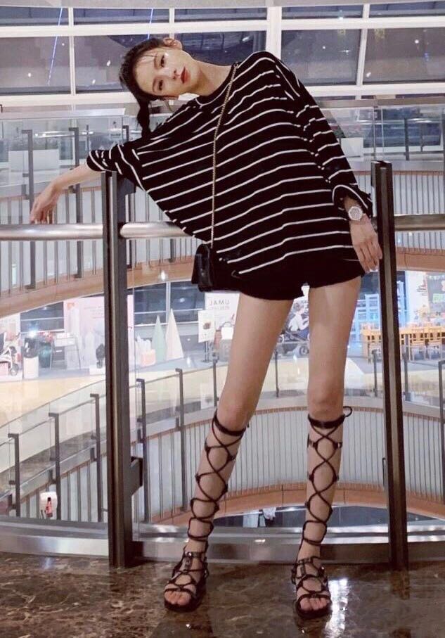 "绝美口罩妆"霸屏的绝美张予曦,身材超棒,口罩穿搭太显眼了