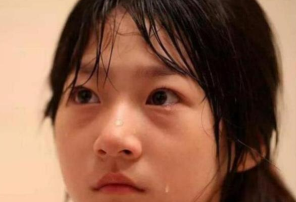 初中孩子在学校被欺负怎么办（初中生被同学欺负）