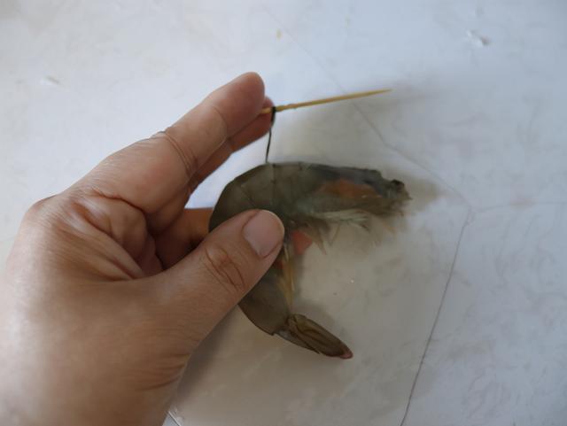 虾线如何快速去除，虾尾的虾线如何快速去除（老渔民说这样去虾线才正确）