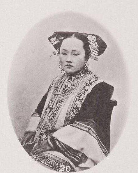 清朝头饰的旗头大拉翅是什么，满族头饰大拉翅（那个时代的美学标志）